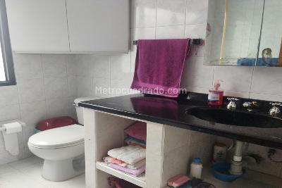 Casa de 5 alcobas en venta en Centenario, Bogotá, 300 m² · foto 9 de 10