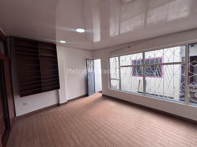 Casa de 5 alcobas en venta en Santa Lucia, Bogotá, 242 m² · foto 14 de 17
