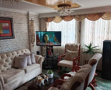 Casa de 5 alcobas en venta en Villa De La Loma, Bogotá, 287 m² · foto 2 de 20