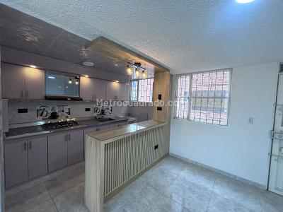 Apartamento de 3 alcobas en venta en Candelaria La Nueva, Bogotá, 55 m² · foto 2 de 15