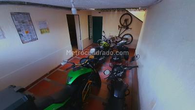 Casa de 5 alcobas en venta en Laureles Bosa, Bogotá, 521 m² · foto 2 de 20