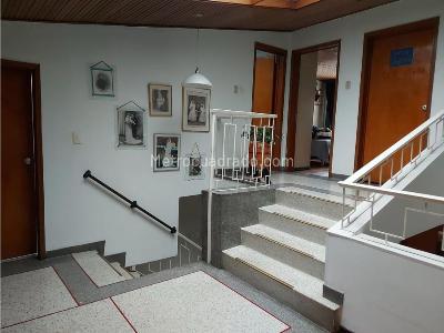 Casa de 5 alcobas en venta en J Vargas, Bogotá, 296 m² · foto 7 de 16