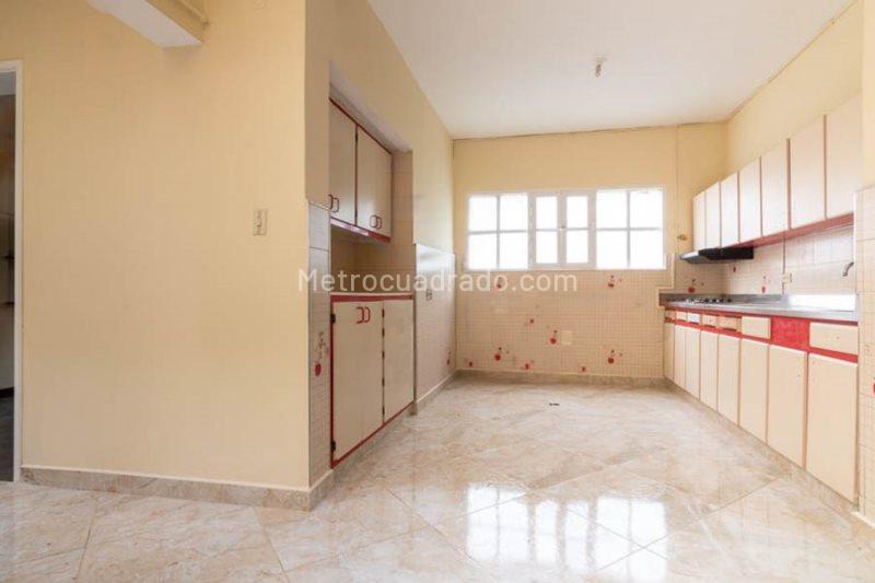 Spacious 5BR House in Buenos Aires - 3