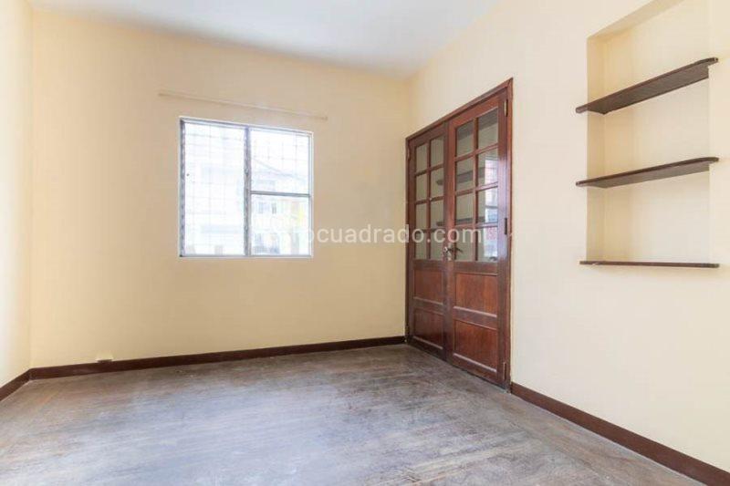 Spacious 5BR House in Buenos Aires - 4