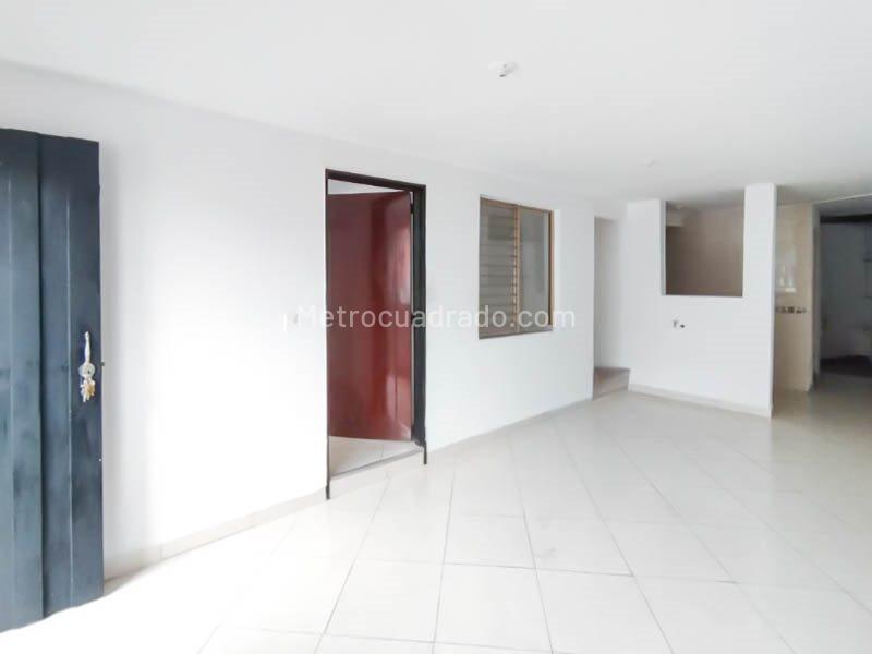 2BR Apartment for Rent Near Santa Lucía Station (1st Floor) - 2
