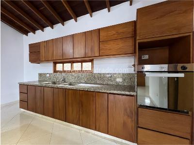 Casa de 3 alcobas en arriendo en Envigado, Medellín, 400 m² · foto 2 de 18