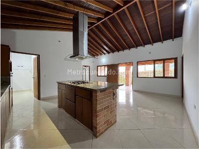 Casa de 3 alcobas en arriendo en Envigado, Medellín, 400 m² · foto 3 de 18