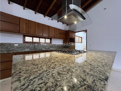 Casa de 3 alcobas en arriendo en Envigado, Medellín, 400 m² · foto 4 de 18