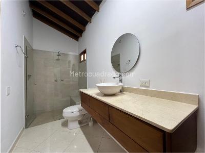 Casa de 3 alcobas en arriendo en Envigado, Medellín, 400 m² · foto 9 de 18