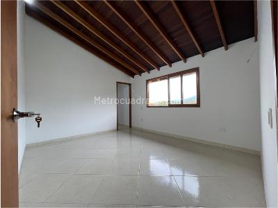 Casa de 3 alcobas en arriendo en Envigado, Medellín, 400 m² · foto 11 de 18