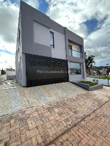 Casa de 4 alcobas en venta en La Villita, Tunja, 335 m² · foto 6 de 19