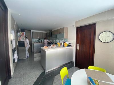 Apartamento de 3 alcobas en venta en Chico Nogal, Bogotá, 265 m² · foto 5 de 14