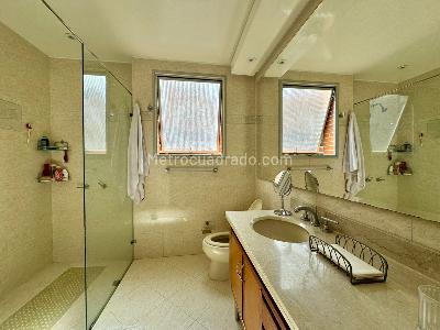 Apartamento de 3 alcobas en venta en Los Rosales, Bogotá, 234 m² · foto 13 de 16