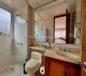 Apartamento de 3 alcobas en venta en Los Rosales, Bogotá, 234 m² · foto 16 de 16