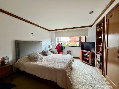 Apartamento de 3 alcobas en venta en Chico Santa Barbara, Bogotá, 180 m² · foto 10 de 17