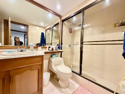 Apartamento de 3 alcobas en venta en Chico Santa Barbara, Bogotá, 180 m² · foto 16 de 17