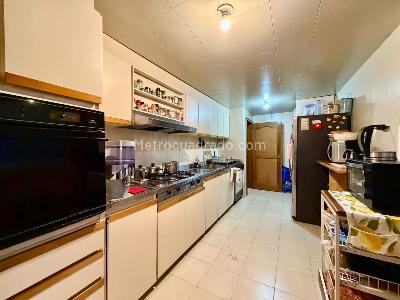 Apartamento de 3 alcobas en venta en Chico Santa Barbara, Bogotá, 180 m² · foto 6 de 17