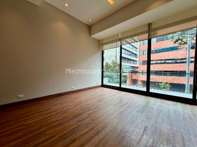 Apartamento de 2 alcobas en venta en Chico Reservado, Bogotá, 185 m² · foto 2 de 20