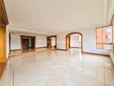 Apartamento de 4 alcobas en venta en Poblado La Tomatera, Medellín, 655 m² · foto 3 de 16