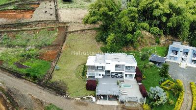 Casa de 4 alcobas en venta en La Esperanza, Pereira, 1513 m² · foto 2 de 16