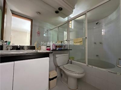 Apartamento de 4 alcobas en venta en Laureles, Medellín, 131 m² · foto 18 de 20