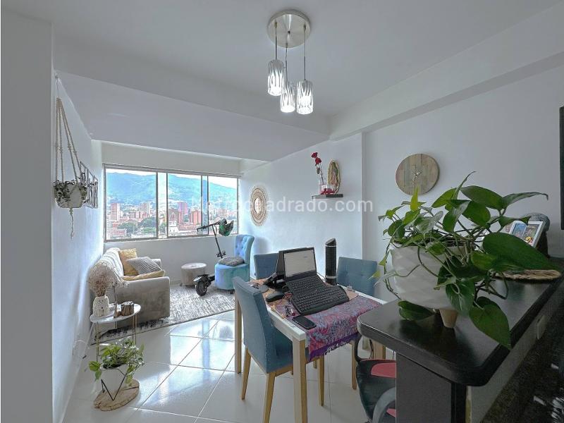 Apartamento de 3 Alcobas con Balcón en Laureles