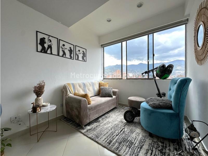 3BR Apartment with Balcony in Laureles - 2