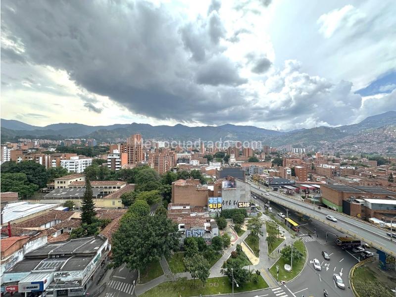 3BR Apartment with Balcony in Laureles - 3