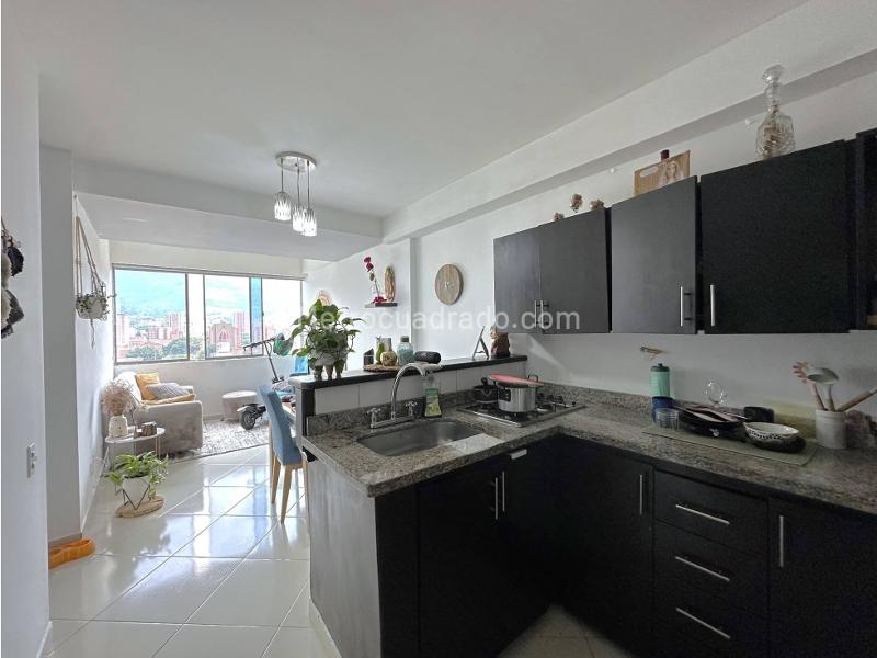 3BR Apartment with Balcony in Laureles - 6