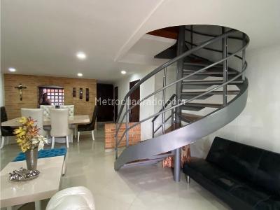 Apartamento de 3 alcobas en venta en Laureles, Medellín, 176 m² · foto 3 de 17