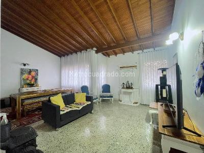 Casa de 5 alcobas en venta en La Castellana, Medellín, 317 m² · foto 2 de 20