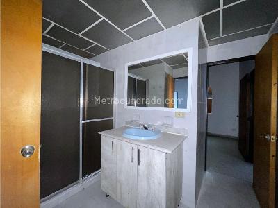Casa de 5 alcobas en venta en Estadio, Medellín, 235 m² · foto 11 de 16