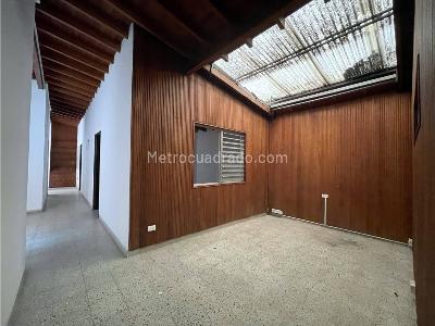 Casa de 5 alcobas en venta en Estadio, Medellín, 235 m² · foto 13 de 16