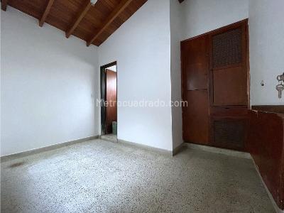 Casa de 5 alcobas en venta en Estadio, Medellín, 235 m² · foto 16 de 16