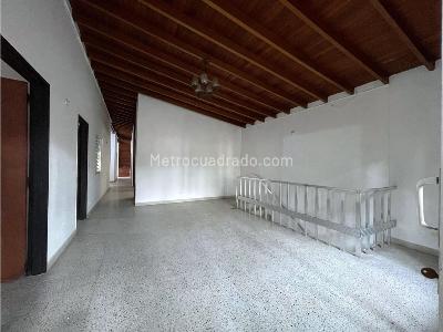 Casa de 5 alcobas en venta en Estadio, Medellín, 235 m² · foto 2 de 16