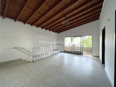 Casa de 5 alcobas en venta en Estadio, Medellín, 235 m² · foto 3 de 16