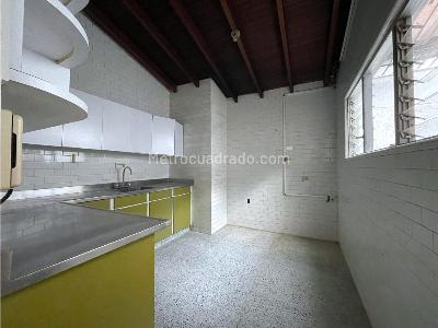 Casa de 5 alcobas en venta en Estadio, Medellín, 235 m² · foto 6 de 16