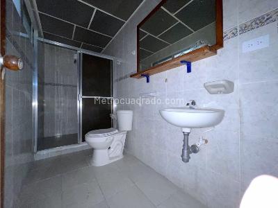 Casa de 5 alcobas en venta en Estadio, Medellín, 235 m² · foto 9 de 16
