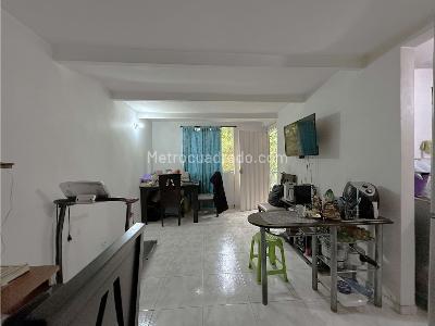 Apartamento de 3 alcobas en venta en Calasania, Medellín, 45 m² · foto 3 de 9
