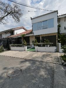 Casa de 4 alcobas en venta en Prados Del Norte, Cali, 300 m² · foto 2 de 20