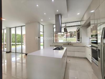 Casa de 5 alcobas en arriendo en Parcelaciones Pance, Cali, 1200 m² · foto 4 de 20