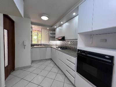 Apartamento de 4 alcobas en venta en Laureles, Medellín, 130 m² · foto 2 de 20