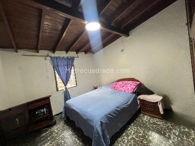 Casa de 5 alcobas en venta en La Gloria, Medellín, 221 m² · foto 15 de 24