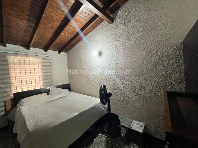 Casa de 5 alcobas en venta en La Gloria, Medellín, 221 m² · foto 12 de 20