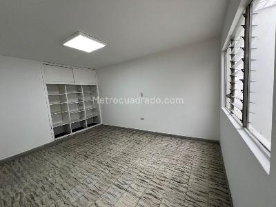 Casa de 5 alcobas en arriendo en El Nogal- Los Almendros, Medellín, 270 m² · foto 8 de 19