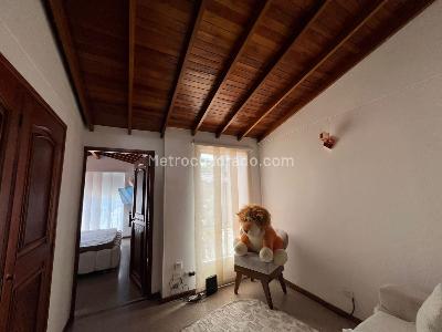 Casa de 3 alcobas en venta en La Mota, Medellín, 334 m² · foto 8 de 20