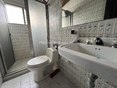 Casa de 5 alcobas en arriendo en Laureles, Medellín, 240 m² · foto 19 de 20