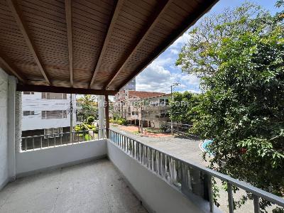 Casa de 5 alcobas en arriendo en Laureles, Medellín, 240 m² · foto 2 de 20