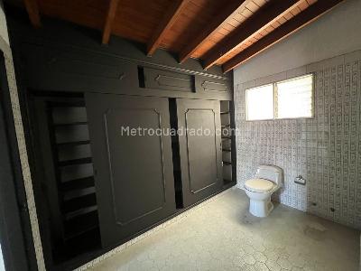Casa de 5 alcobas en arriendo en Laureles, Medellín, 240 m² · foto 17 de 20