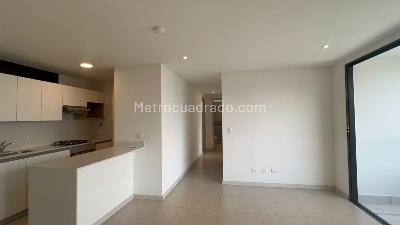 Apartamento de 3 alcobas en arriendo en El Poblado Castropol, Medellín, 90 m² · foto 2 de 20